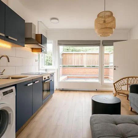 Ground Floor In In Charlottenburg Garden View דירה