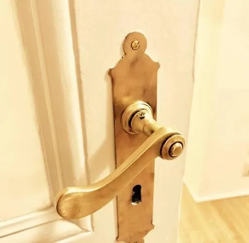 Ground Floor In In Charlottenburg Garden View דירה *